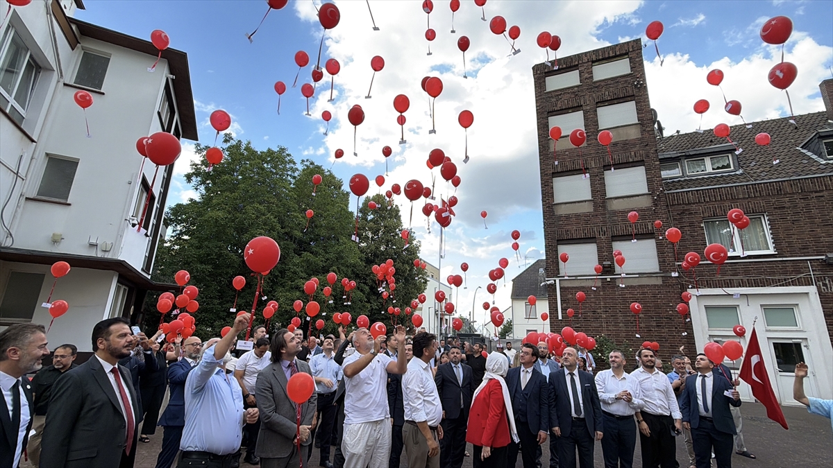 Köln'de 15 Temmuz şehitlerinin isimlerinin yazılı olduğu ay-yıldızlı balonlar gökyüzüne bırakıldı