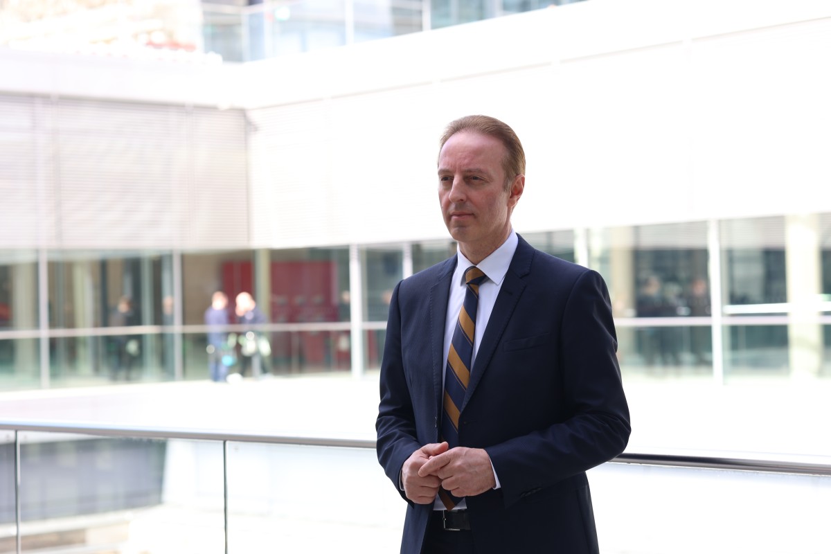 KARAAHMETOĞLU: “BİR SOSYAL DEMOKRAT OLARAK ELİF ERALP’İ KISKANIYORUM; TÜRKİYE VE GÖÇMEN KÖKENLİ BİRİ OLARAK İSE GURUR DUYUYORUM”